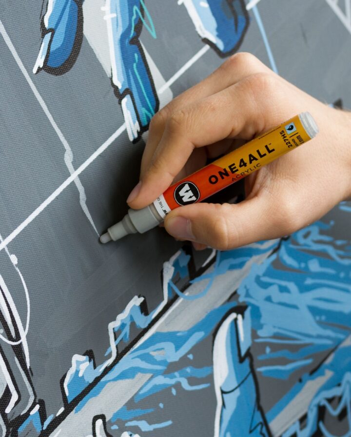 Hand mit Acrylmarker malt hellgraue Linie auf Artwork mit grauen und blauen Farben