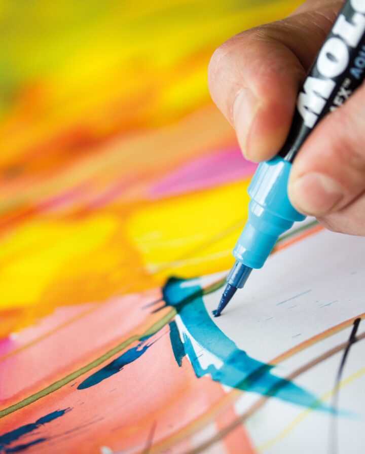 Anwendungsfoto eines wasserbasierten Pumpmarkers der Farbe Blau auf Papier