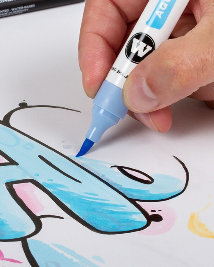 Ein von Hand gemalter Schriftzug wird mit einem wasserbasierten Marker in Blau ausgemalt.
