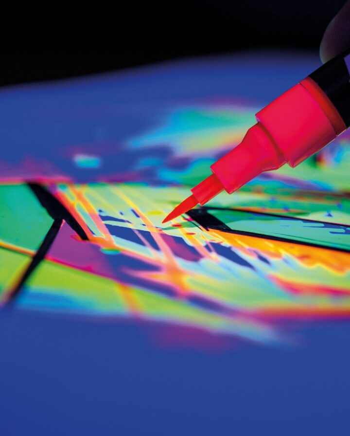 Pumpmarker mit Effekttinte in Anwendung auf UV-Licht bestrahltem Artwork
