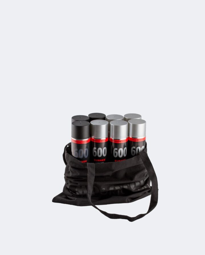 offene Stofftasche mit acht schwarzen und silbernen Spraydosen