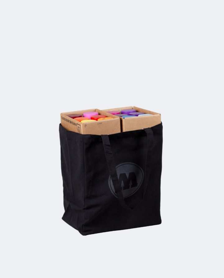 große schwarze Stofftasche mit schwarzem Logo und 24 Spraydosen in Kartons