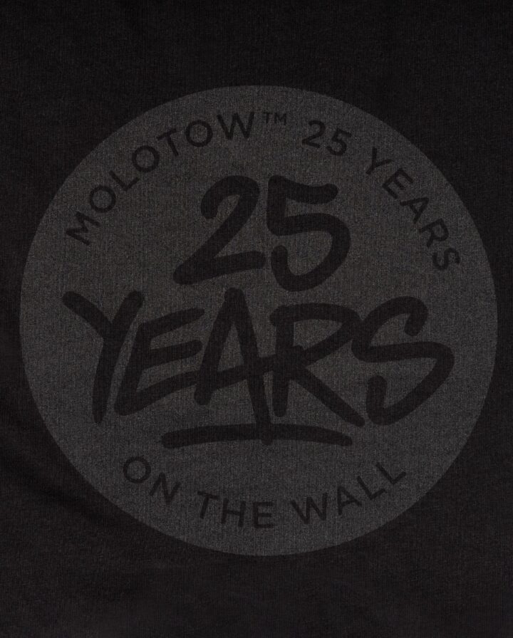 Nahaufnahme von dunkelgrauem Print zum 25-jährigen Jubiläums von MOLOTOW auf einem schwarzen T-Shirt