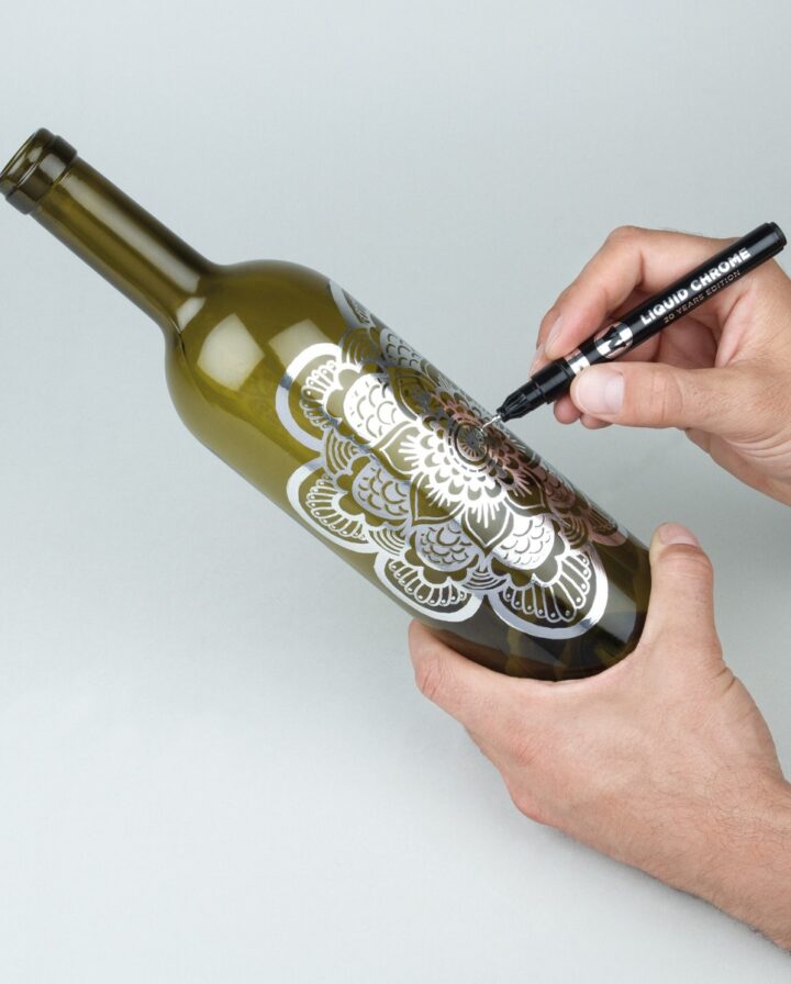 Liquid Chrome Marker beim bemalen einer Weinflasche