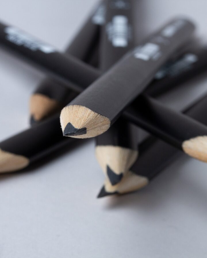 schwarz lackierte, übereinander gestapelte Bleistifte
