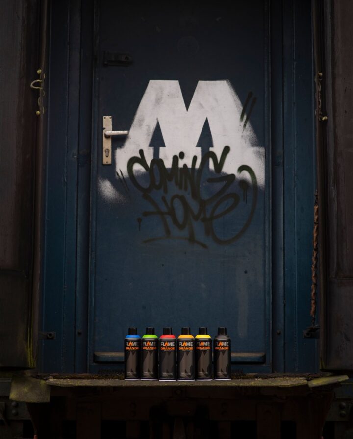 Foto von einem 6er_Pack verschieden farbiger Flame Orange Spraydosen der Marke Molotow