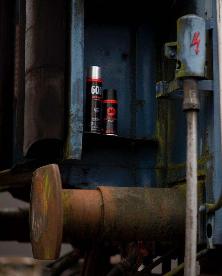 Foto von einer Coversall Color und einer Burner Sprühdose der Marke Molotow auf dem Molotow Train