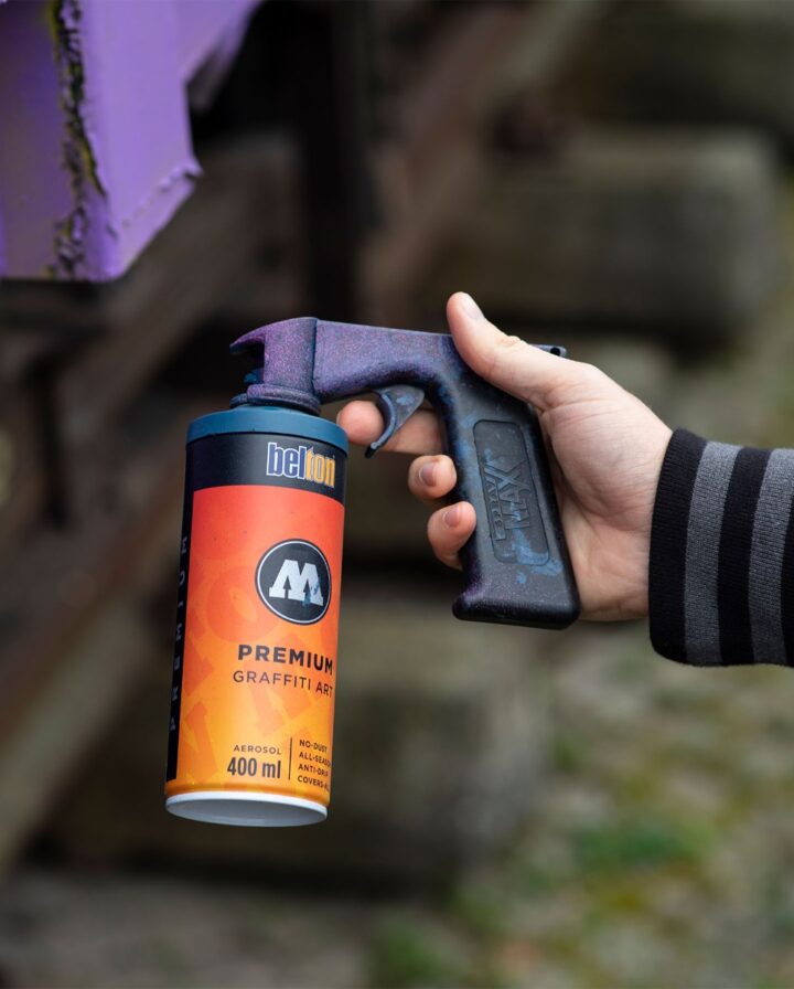 Foto von einem Pistolengriff in Anwendung auf einer Premium Sprühdose in Petrol am Molotow Train