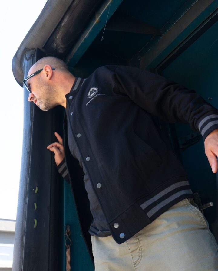 Foto von einem Mann mit schwarzer Molotow College Jacke, der in der Tür des Molotow Trains steht