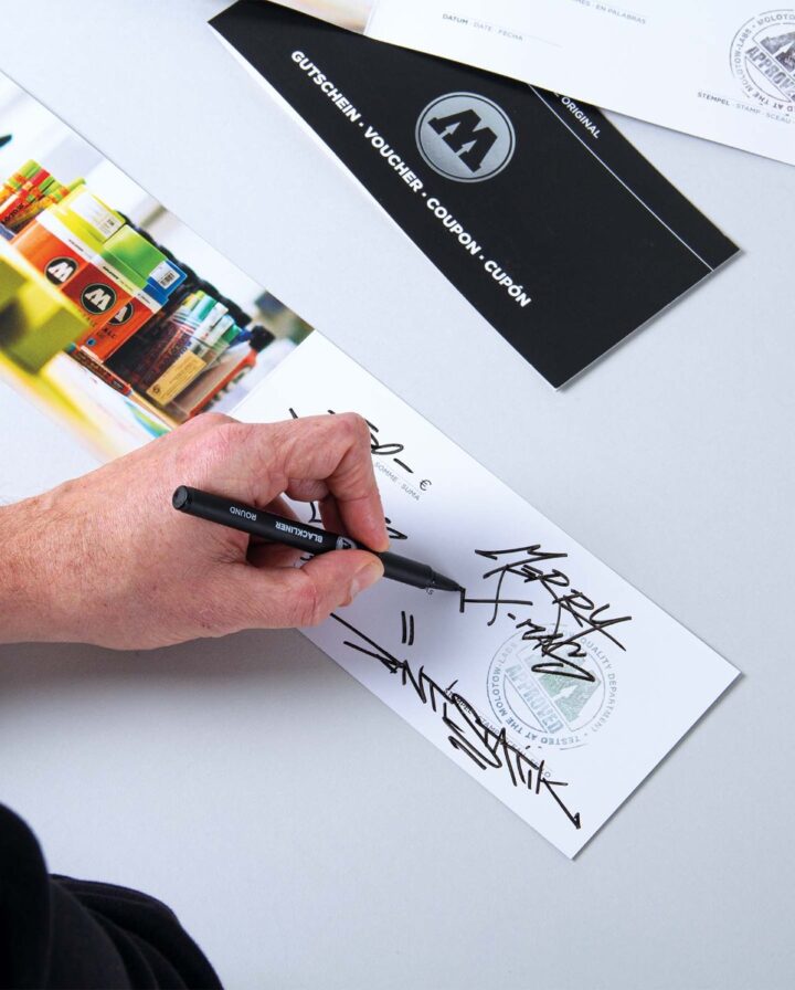 Bild auf dem ein Mann einen Gutschein der Marke Molotow beschriftet