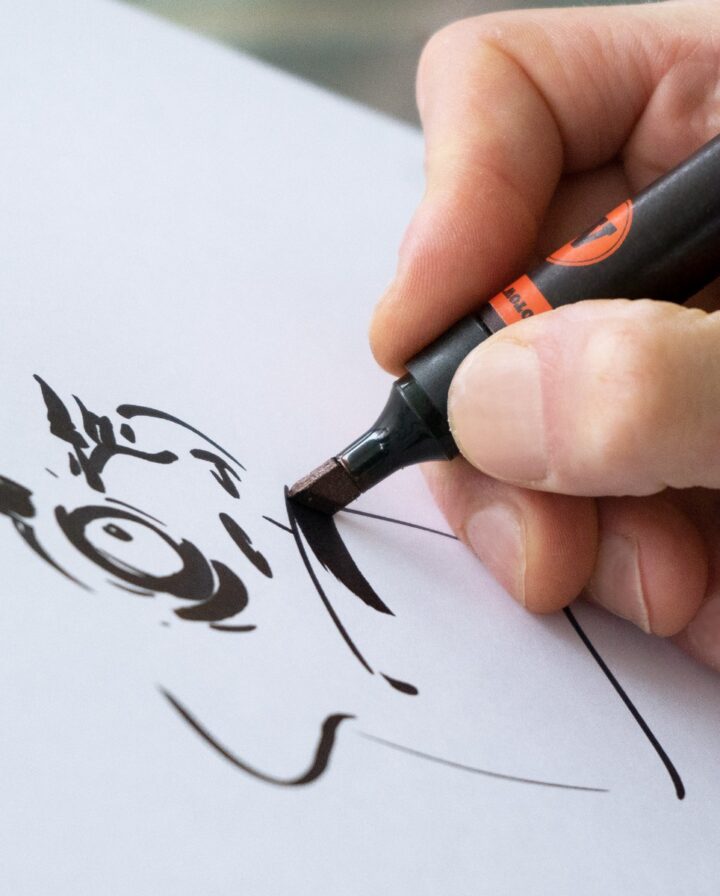 Anwendungsfoto von schwarzem Marker mit permanenter Tinte beim erstellen von einer Comic-Zeichnung