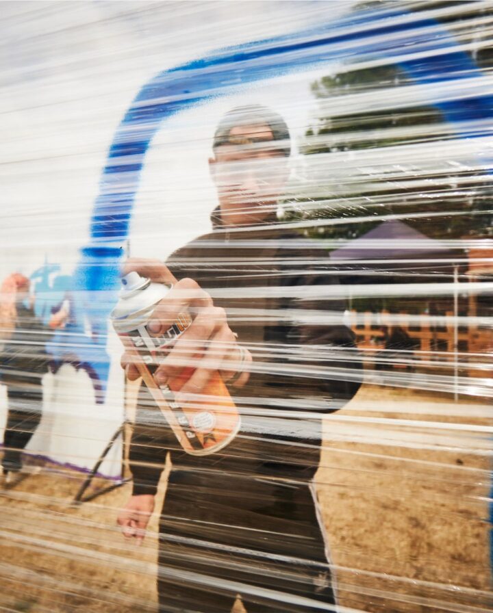 Anwendungsfoto einer transparenten Folie, die als Leinwand für Sprühfarbe genutzt wird