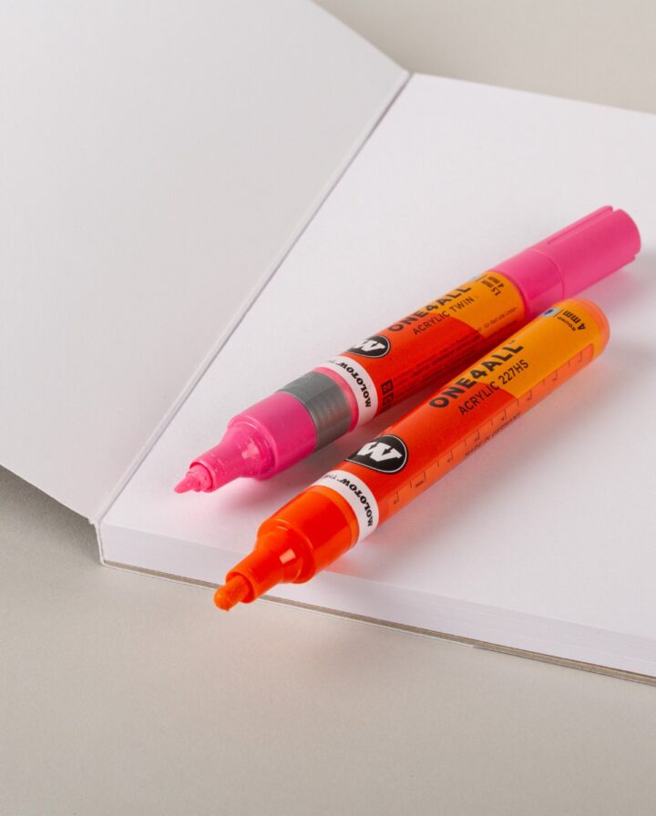 Foto eines One4all Sketchpads mit gleichnamigen Stiften ohne Deckel der Marke Molotow