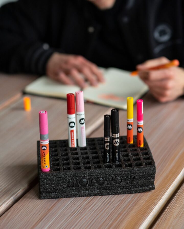 Foto von einem Table Organizer der Marke Molotow in dem verschiedene Stifte platziert sind