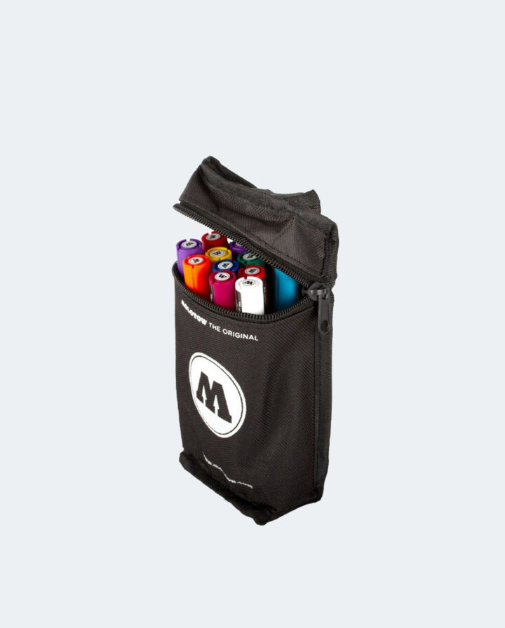 Ein Foto von einer offenen, schwarzen Tasche mit Reißverschluss, gefüllt mit ONE4ALL Markern von Molotow