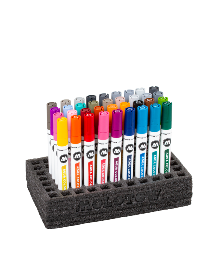 Set aus 36 weißen Stiften mit bunten Kappen, die in einem Schaumstoffraster stecken