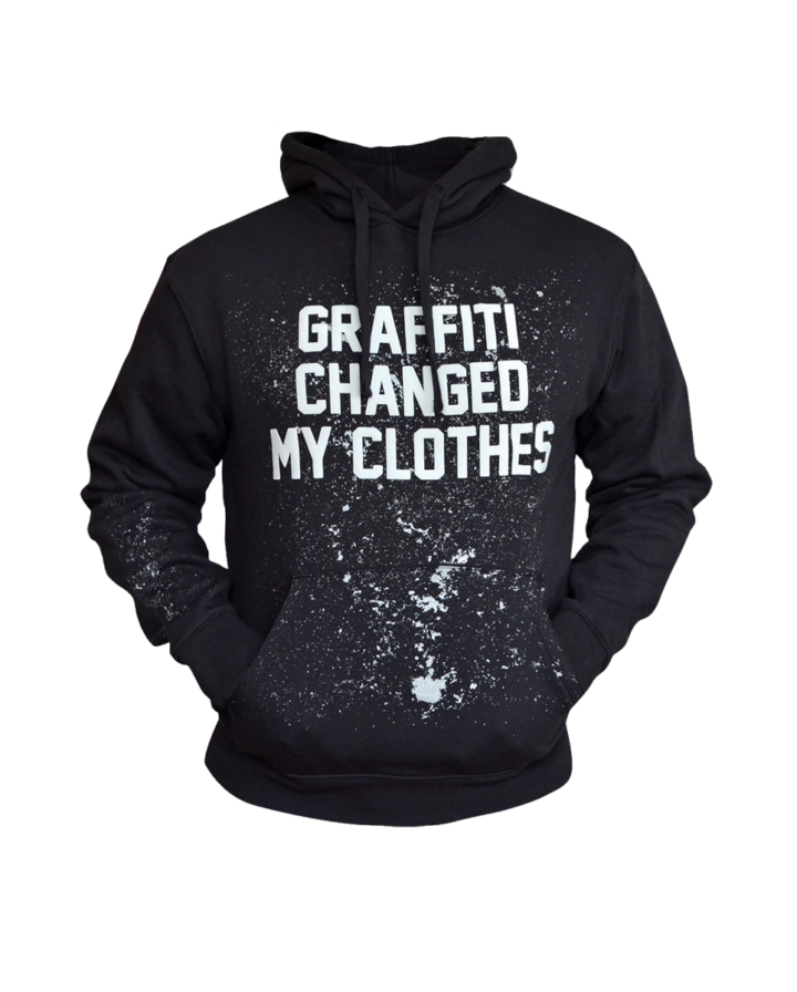 Schwarzer Kapuzenpullover mit weißem Schriftzug "Graffiti changed my clothes" und weißen Farbspritzern als Print