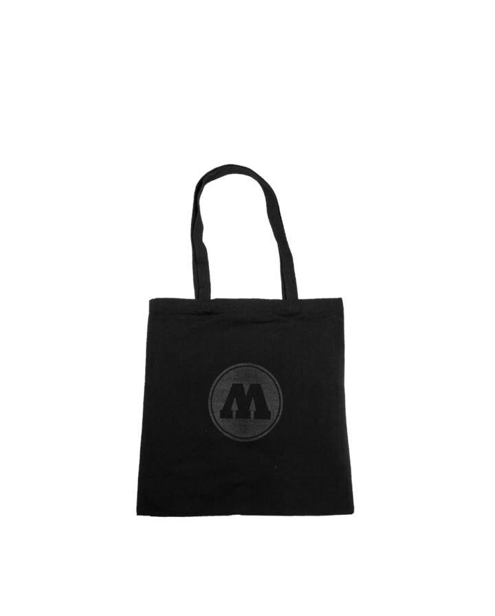 schwarze Stofftasche mit schwarz aufgedrucktem Logo