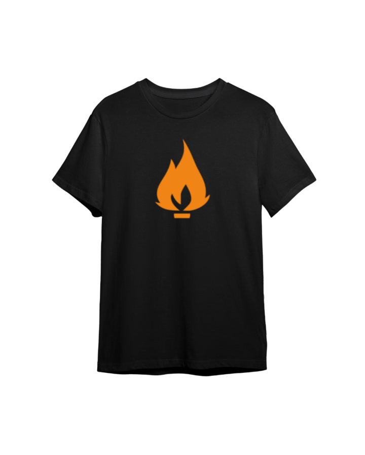 Foto von einem schwarzen T-Shirt mit oranger Flamme auf der Brust als Print