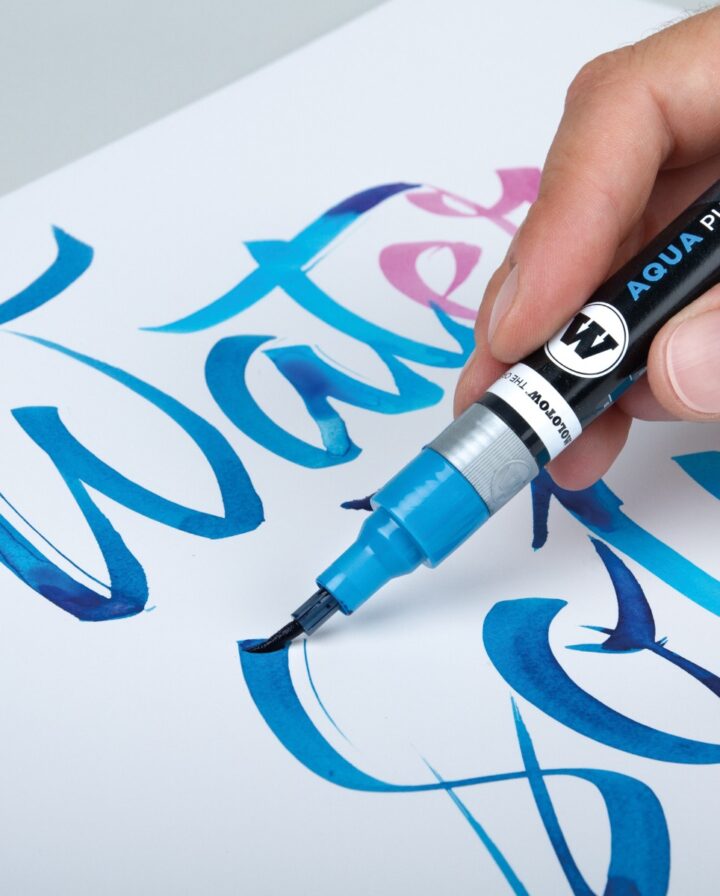 Aqua Pumps Softliner beim erstellen eines Schriftzugs in blau