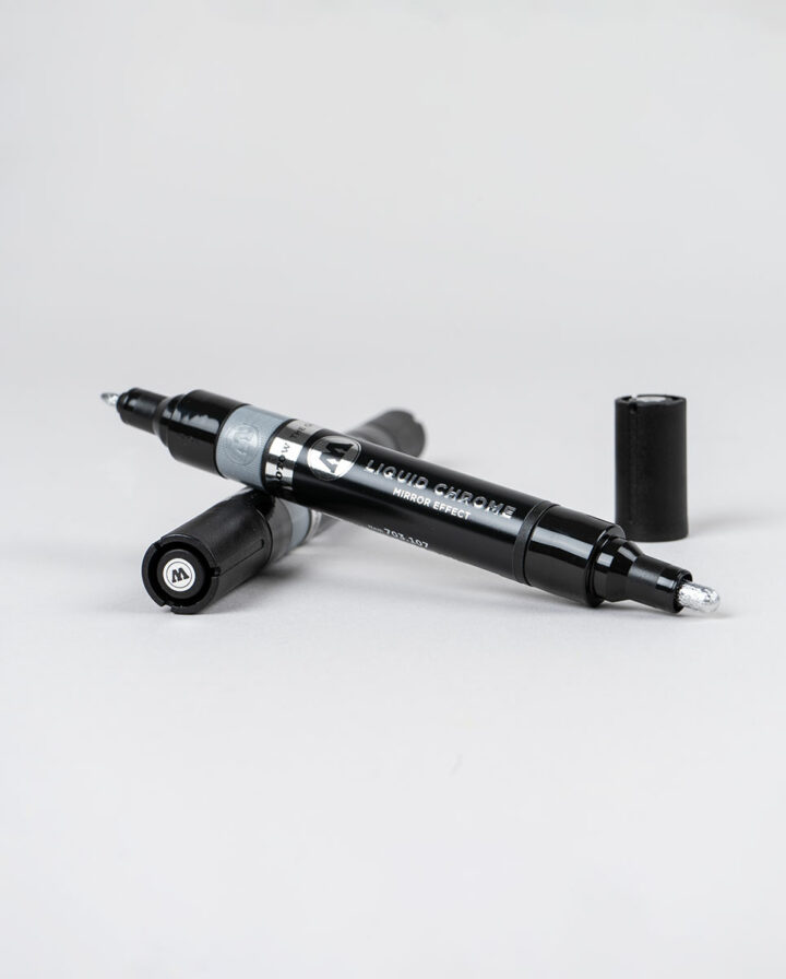 Stift mit extrem glänzender Tinte, der auf beiden Seiten malen kann, liegt mit einem Ende auf einem anderen Stift